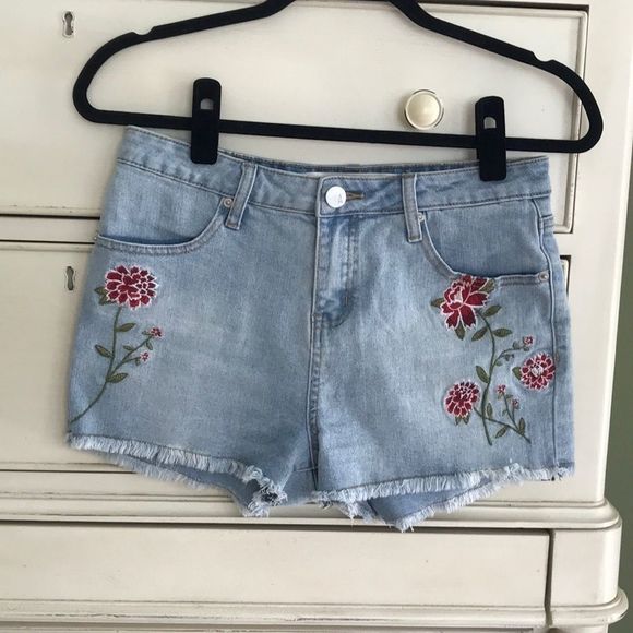Ashley Mason Pants - Ashley Mason Embroidered Cutoffs. Size 7